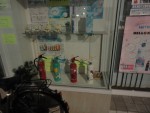 Så fik jeg bekræftet Hello Kitty brandslukkerne i et butiksvindue i en lille sidegade i Asakusabashi, Tokyo