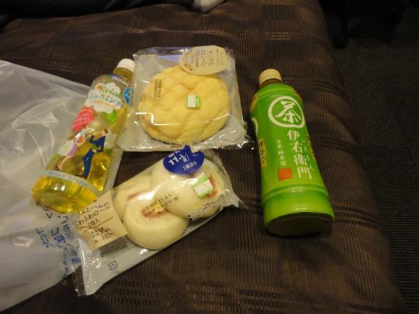 Vores aftensnacks købt i en Lawson kombini i Asakusabashi, Tokyo
