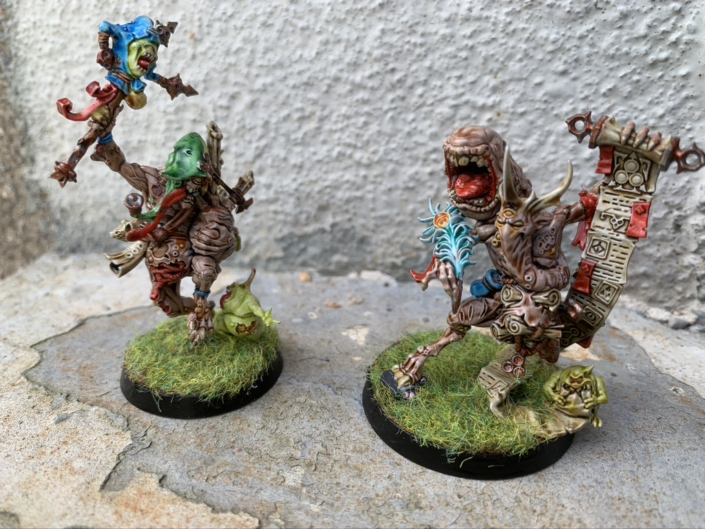 Musiker (Sloppity Bilepiper) og træner (Spoilpox Scrivener) Pradeshynya Postules, Nurgle Rotters [Blood Bowl/Age of Sigmar]